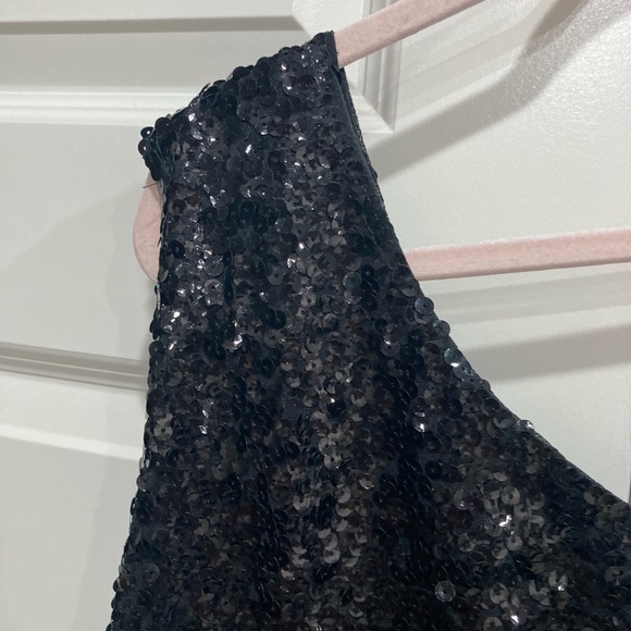 Elegant Black Sequin One-Shoulder Mini Dress - Picture 2 of 4